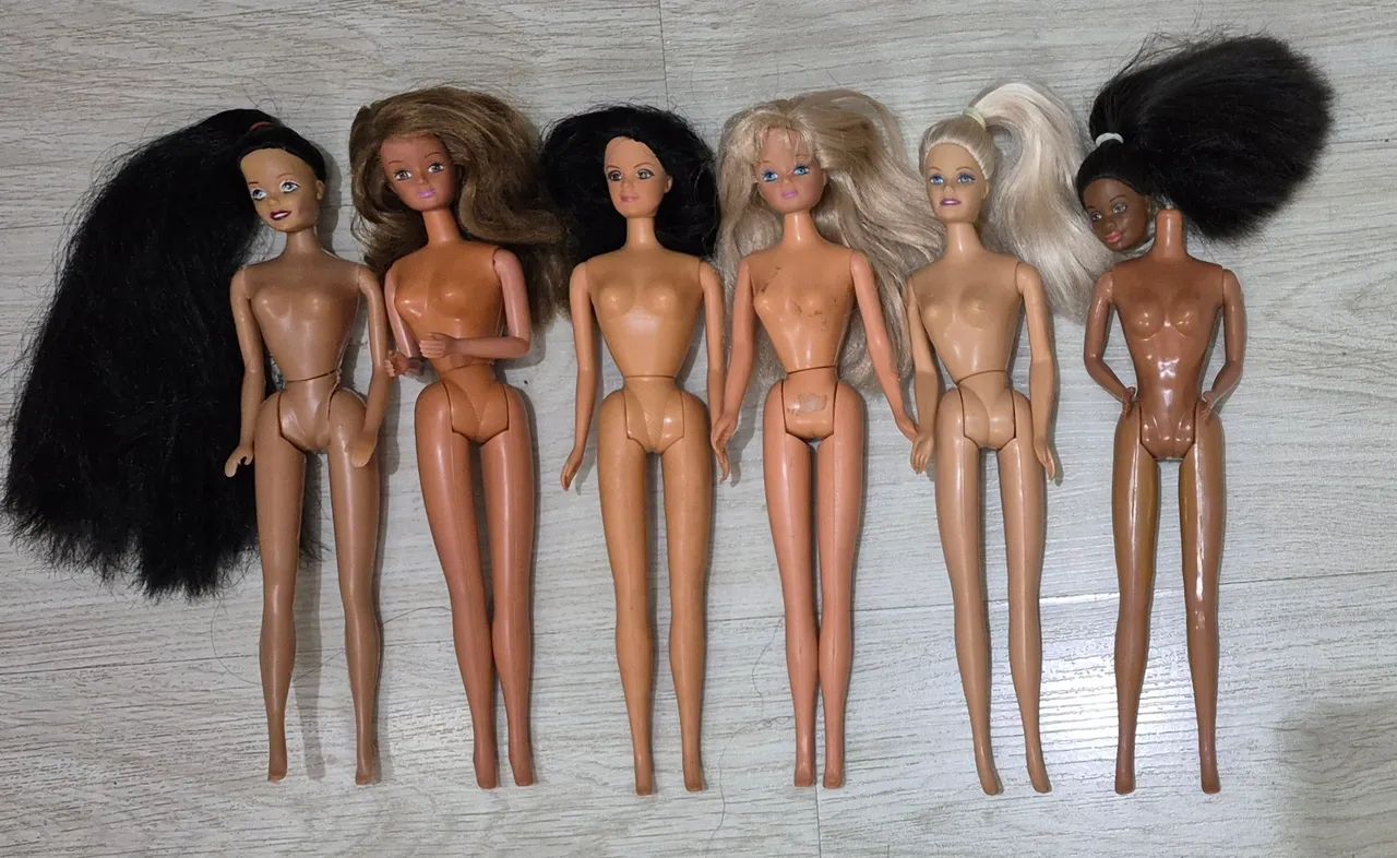 Lote com 6 bonecas vintage similares à Barbie 