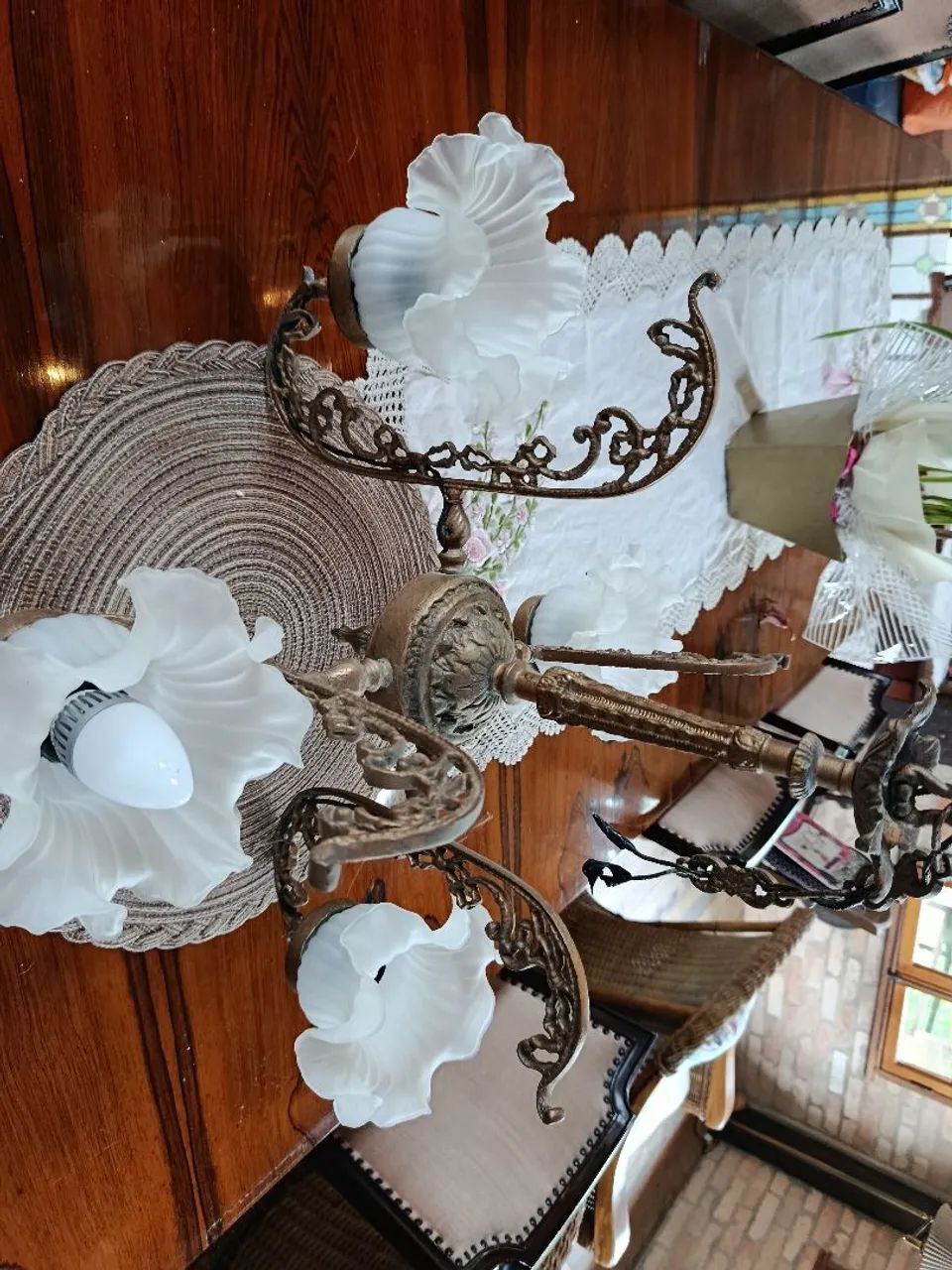 Lustre de bronze e tulipas - Foto 4