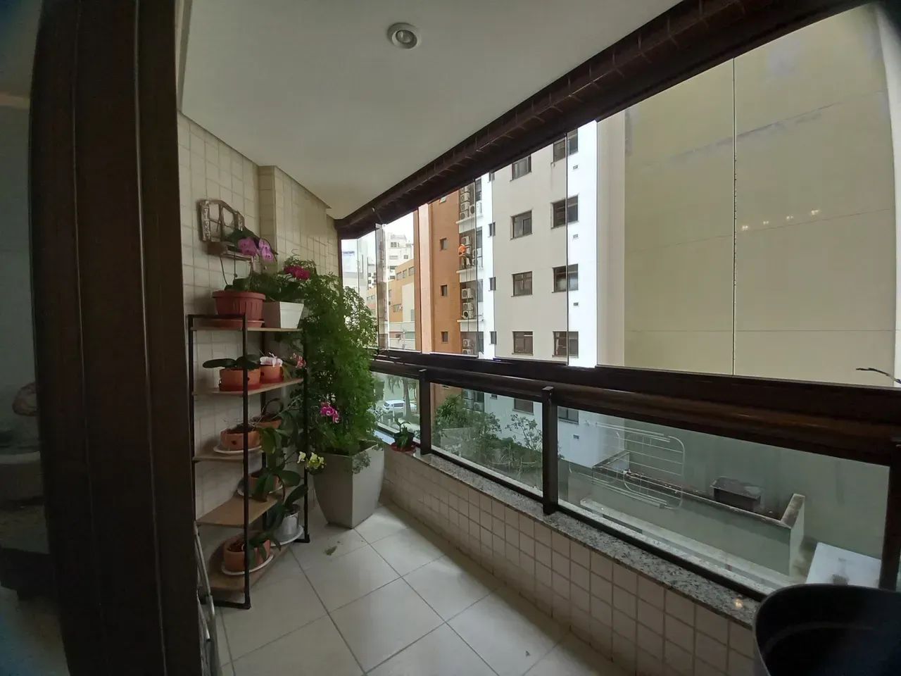 Apto com 3 dormitórios(suíte), lavabo, sacada com churrasqueira, 2 vagas - Centro - Fpolis - Foto 2