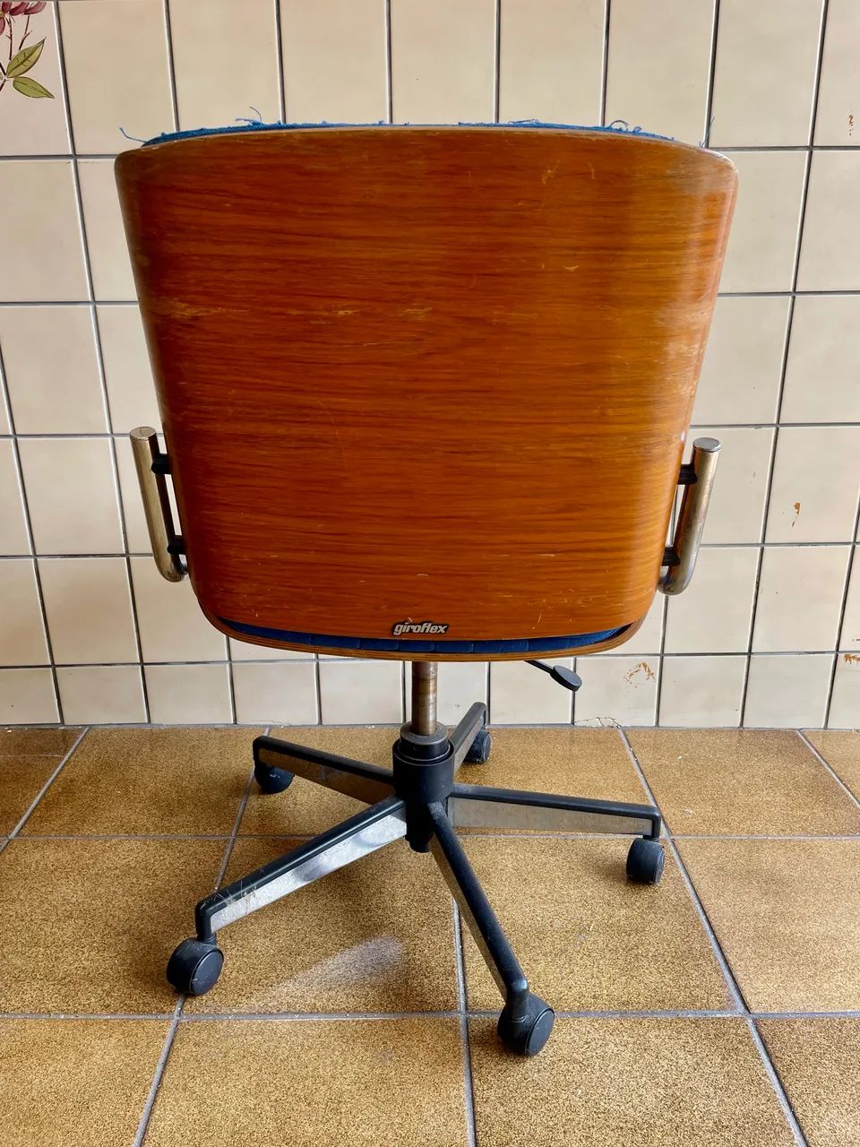 Cadeira Giroflex vintage retrô azul com encosto de madeira e regulagem  - Foto 3