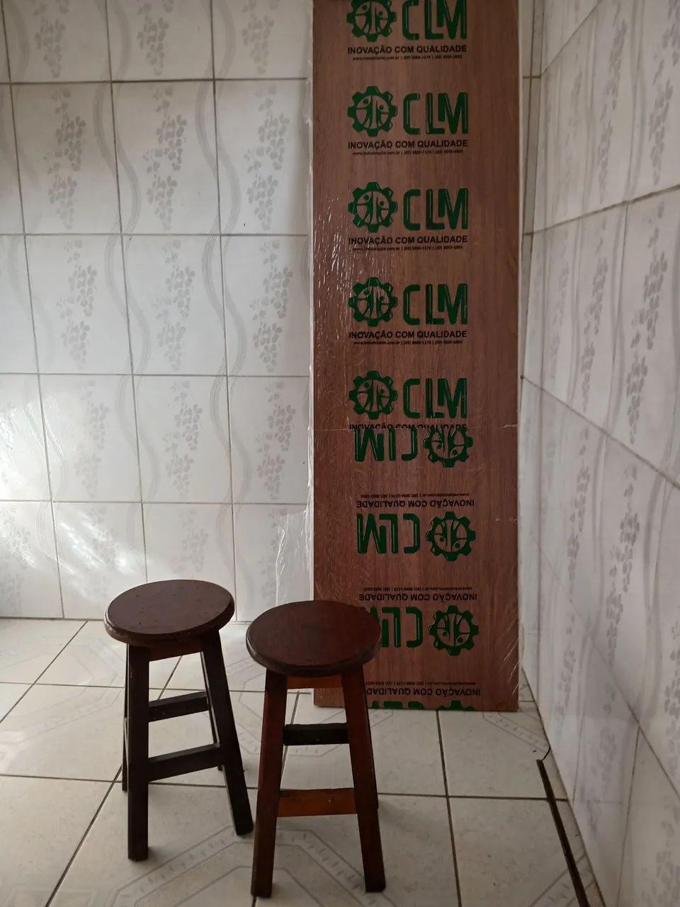 Vendo uma porta e 2 bancos de madeira  - Foto 5