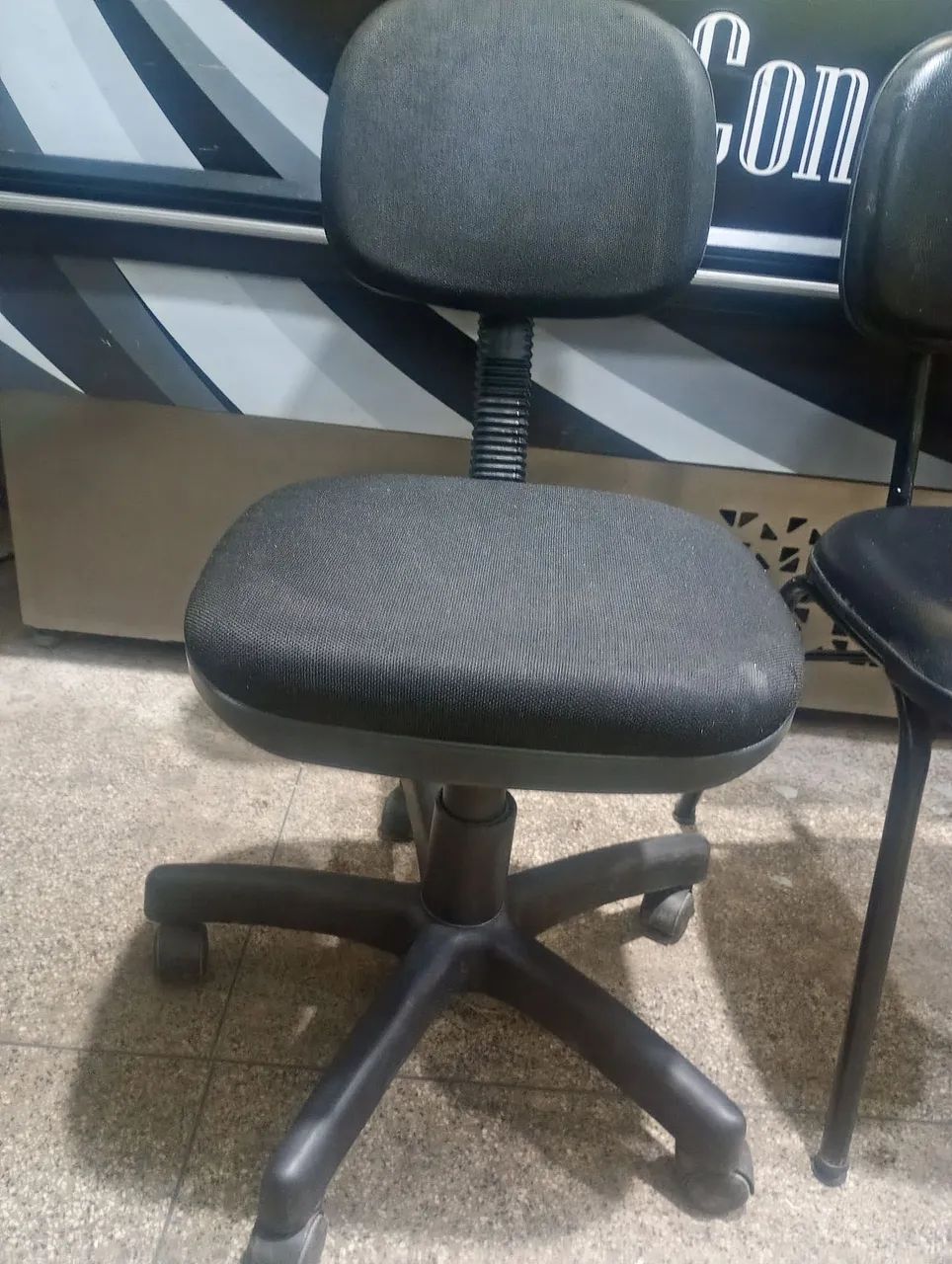 Duas cadeiras e uma mesa com duas gavetas e chave de escritório - Foto 5