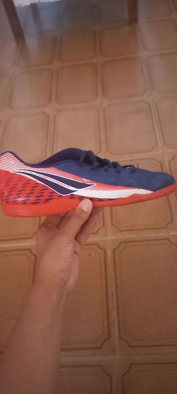 Vendo chuteira de futsal junto com caneleira. Nova usada 2 vezes