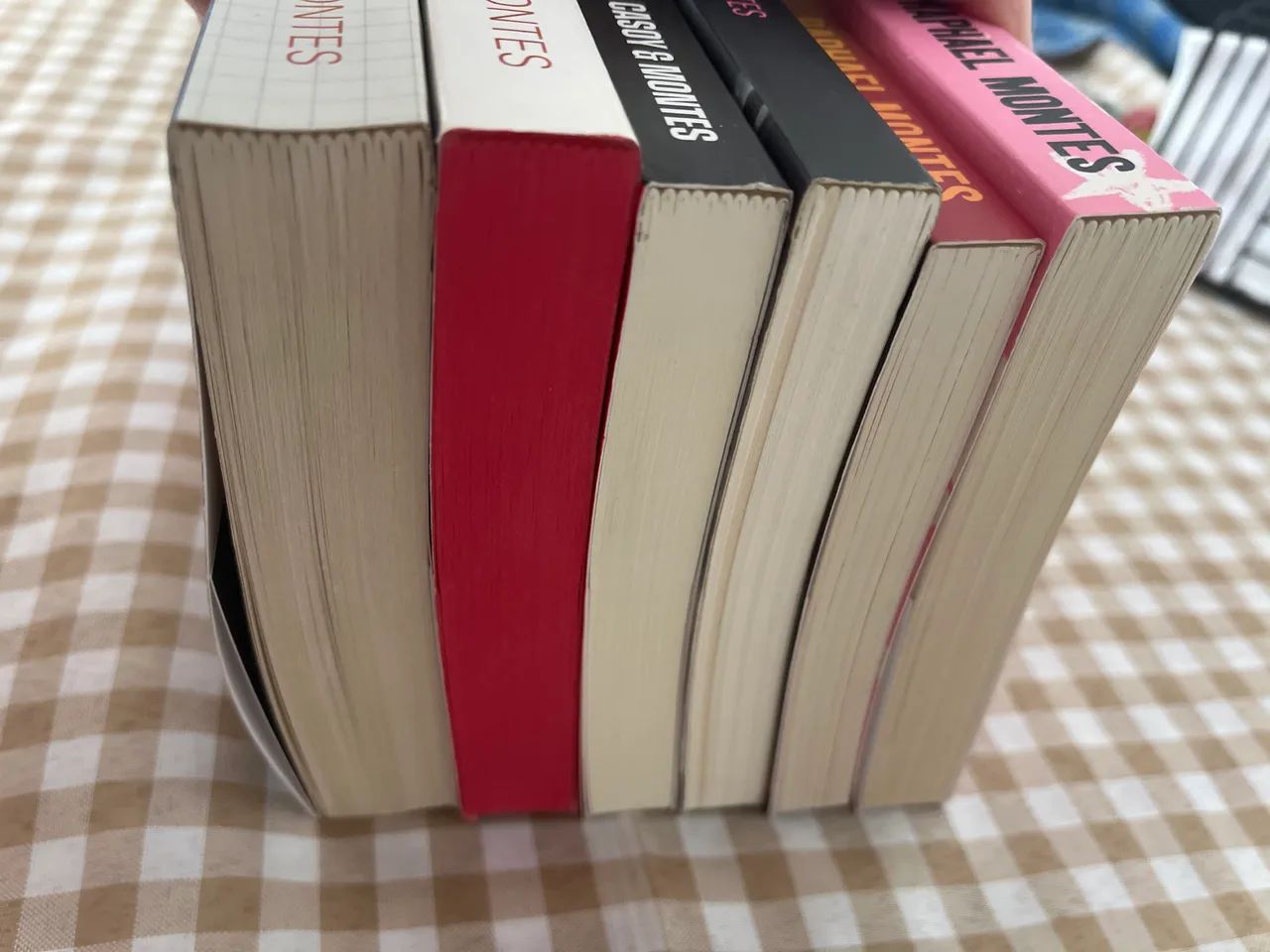 Livros Raphael Montes - Foto 2