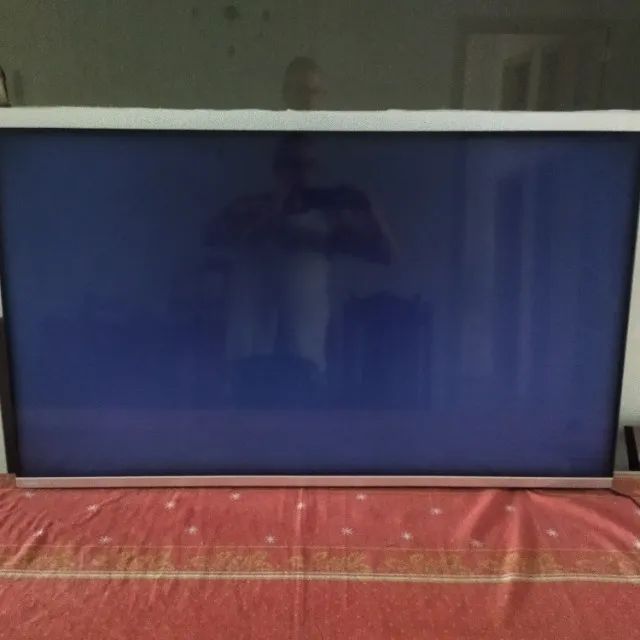 TV Philips 50 polegadas - Tela intacta, mas sem imagem
