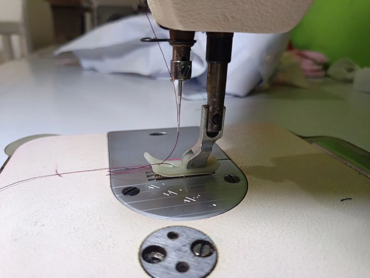 Máquina industrial reta Singer - Foto 5