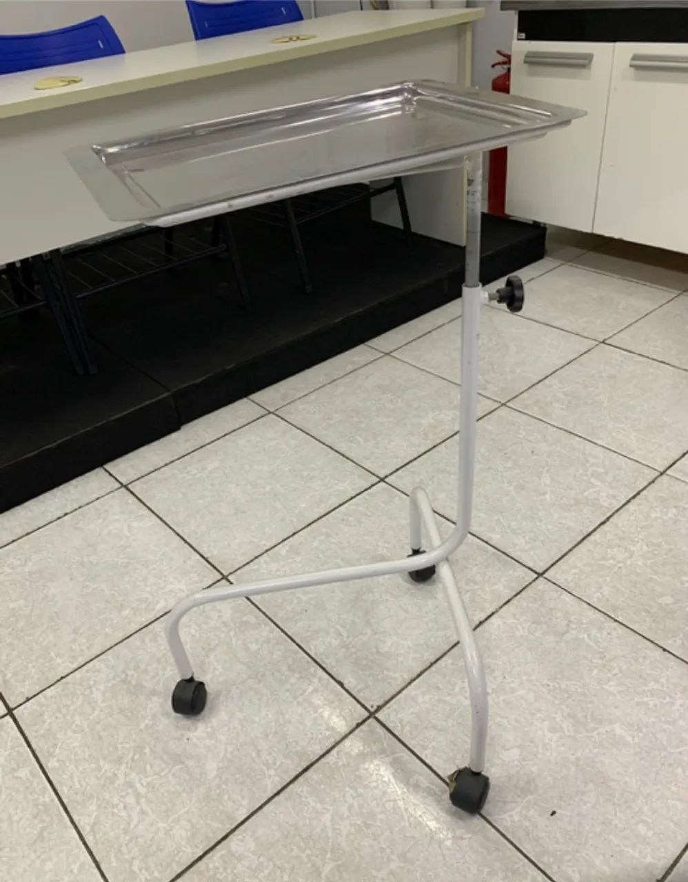 Suporte auxiliar com bandeja 