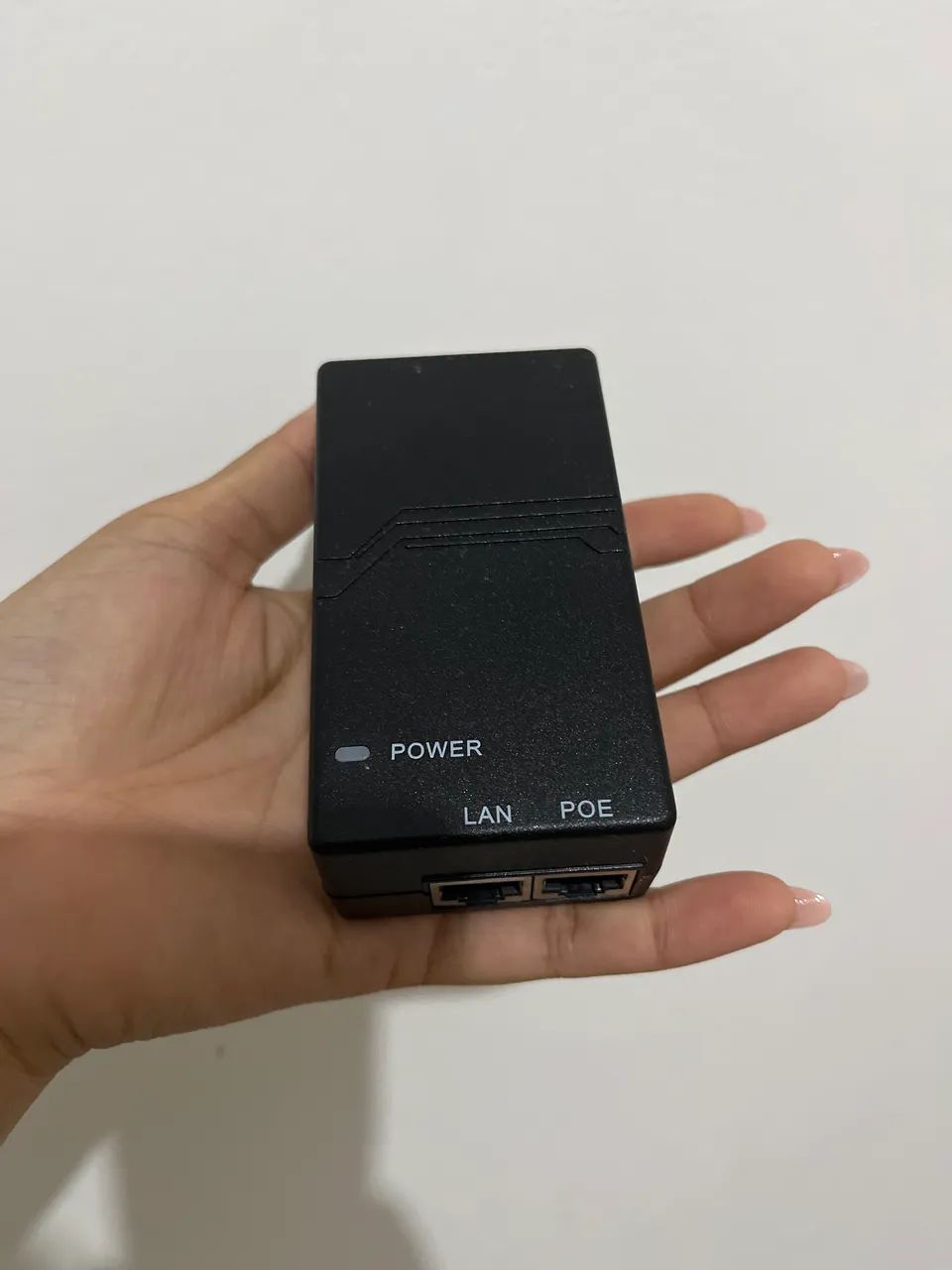Conversor  PoE (Power over Ethernet) portátil e preto - Foto 2