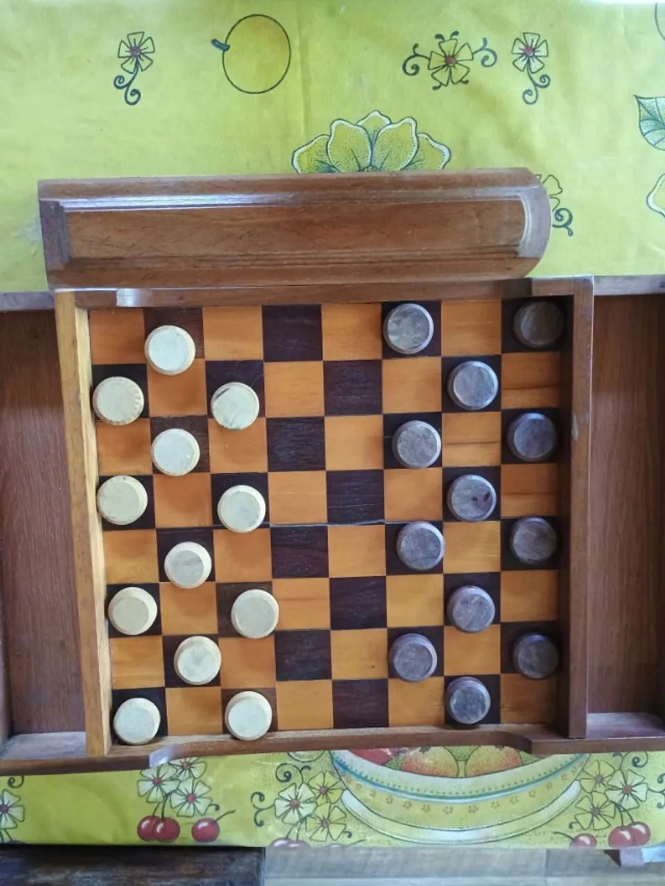 jogo. dama de madeira