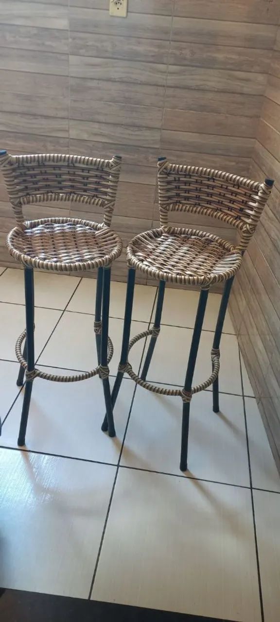 Cadeira alta para mesa americana. 