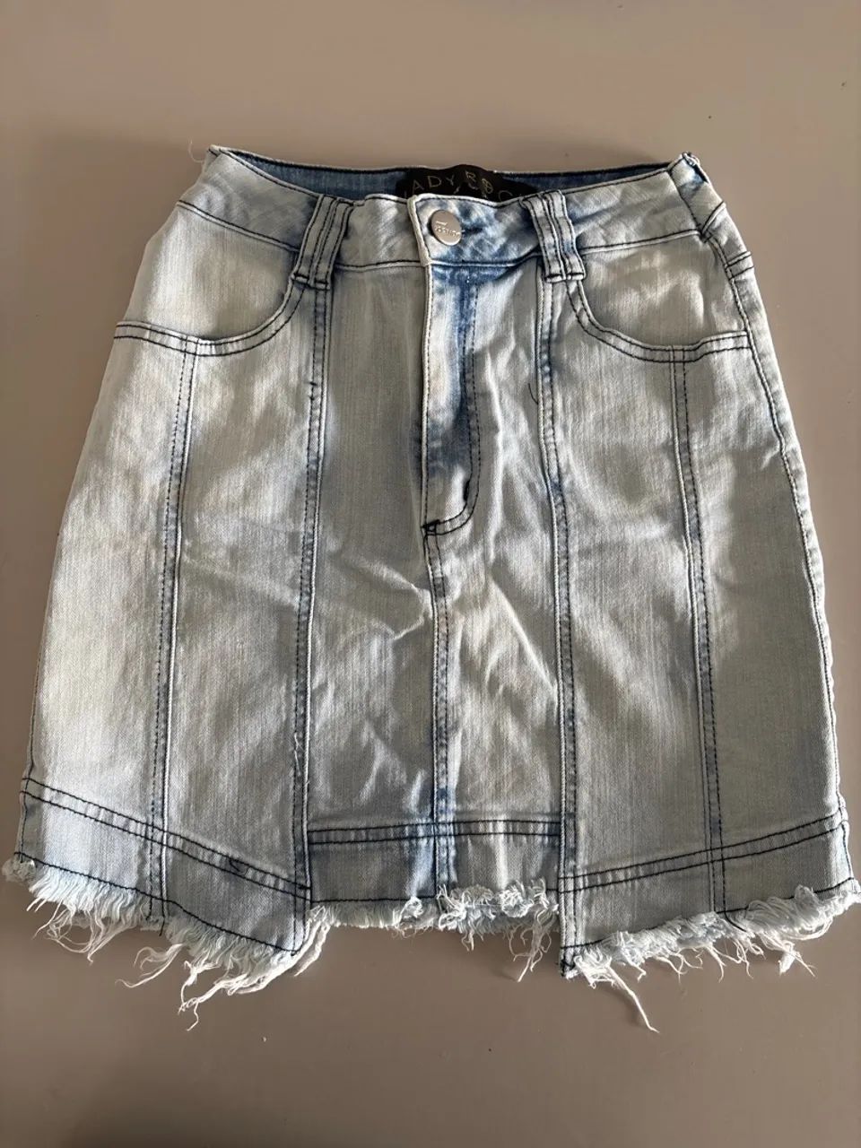 Saia jeans clara com recortes 