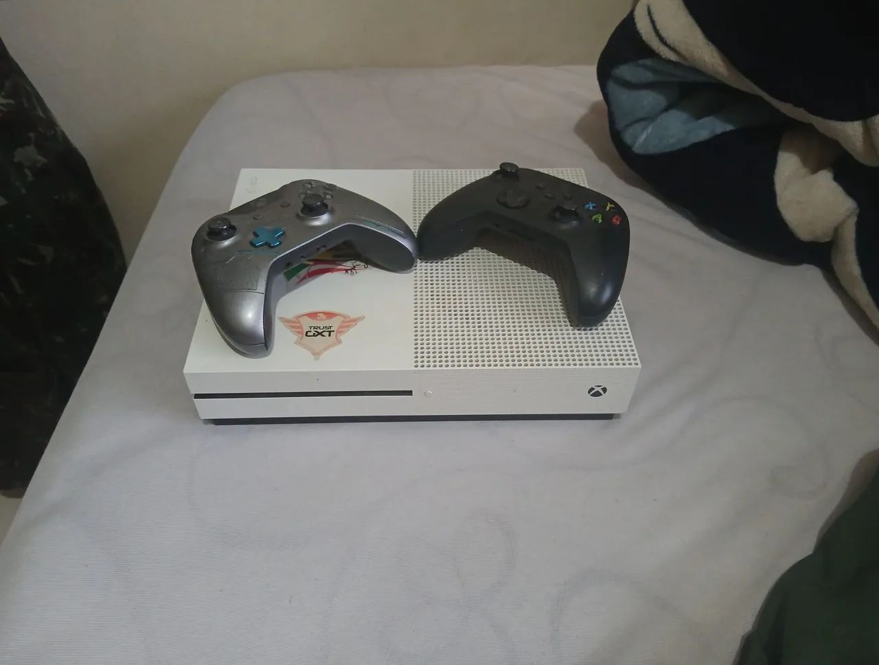 Xbox One S 1tb com dois controles com defeito - Foto 2