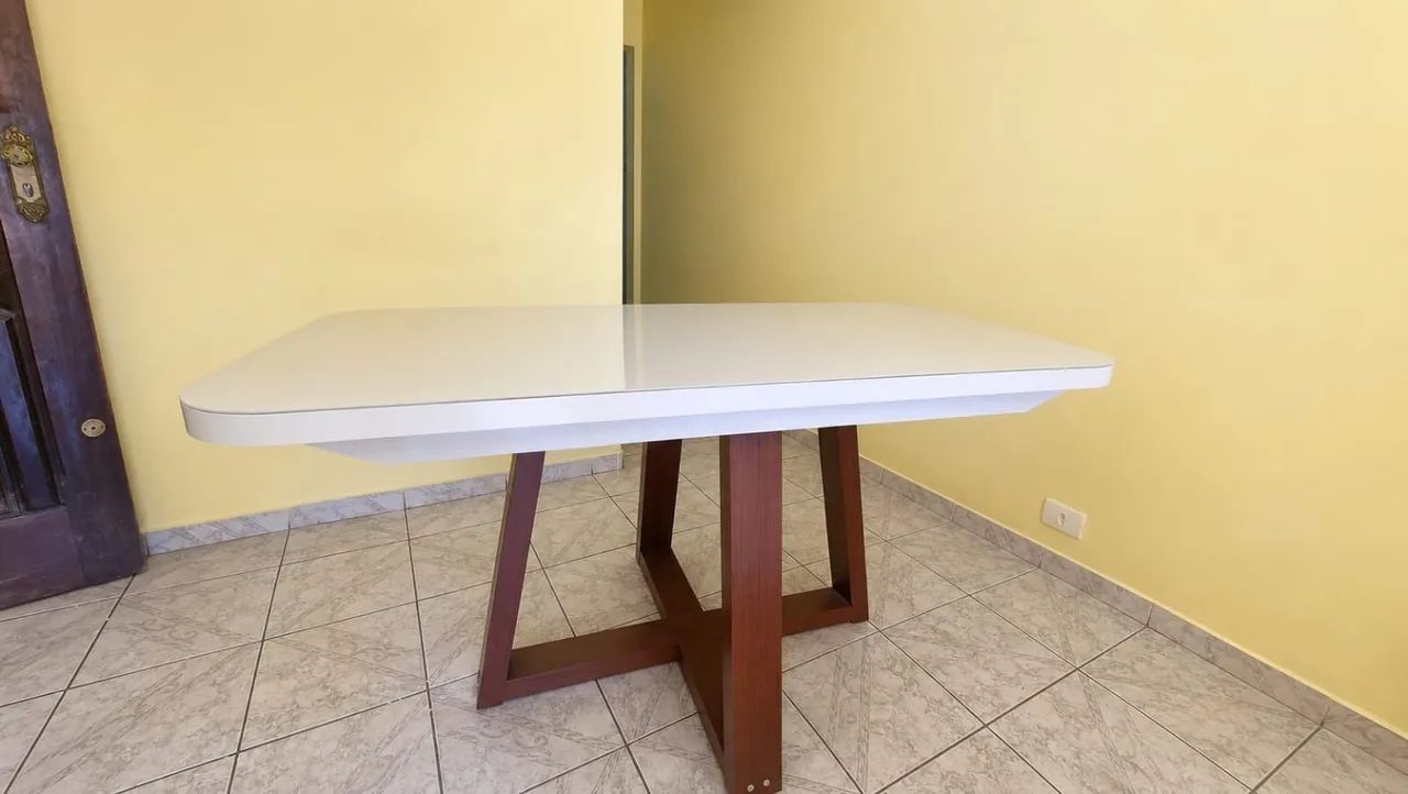 Mesa de jantar branca com tampo de vidro e 6 cadeira estofadas - Foto 2