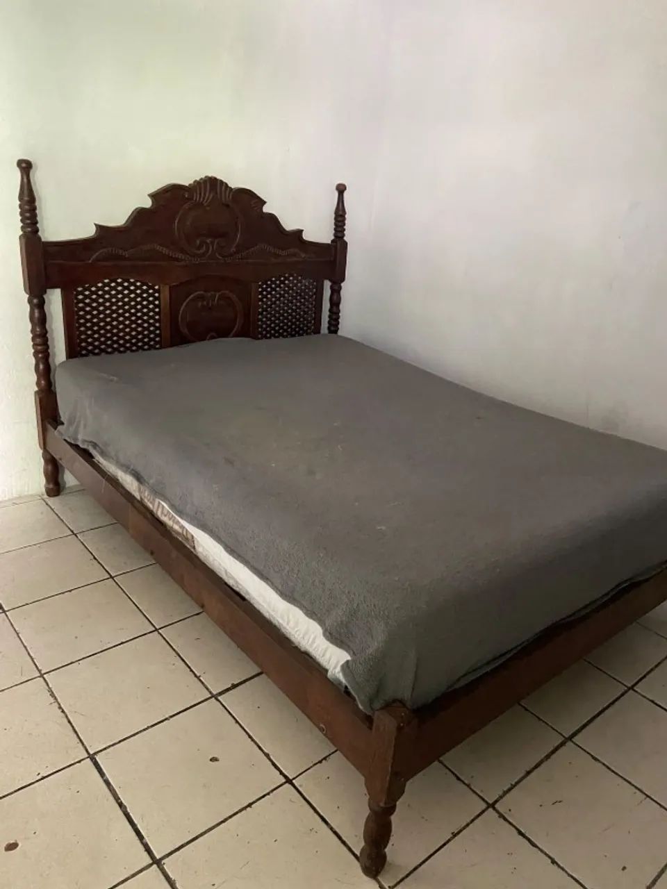 Cama de Casal em Madeira Maciça Entalhada - Rústica e Resistente - Foto 4
