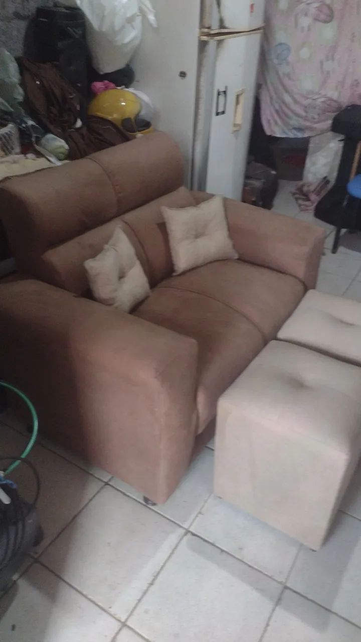 Vendo kit; sofá de 2 lugares com 2 pulfs e duas almofadas.