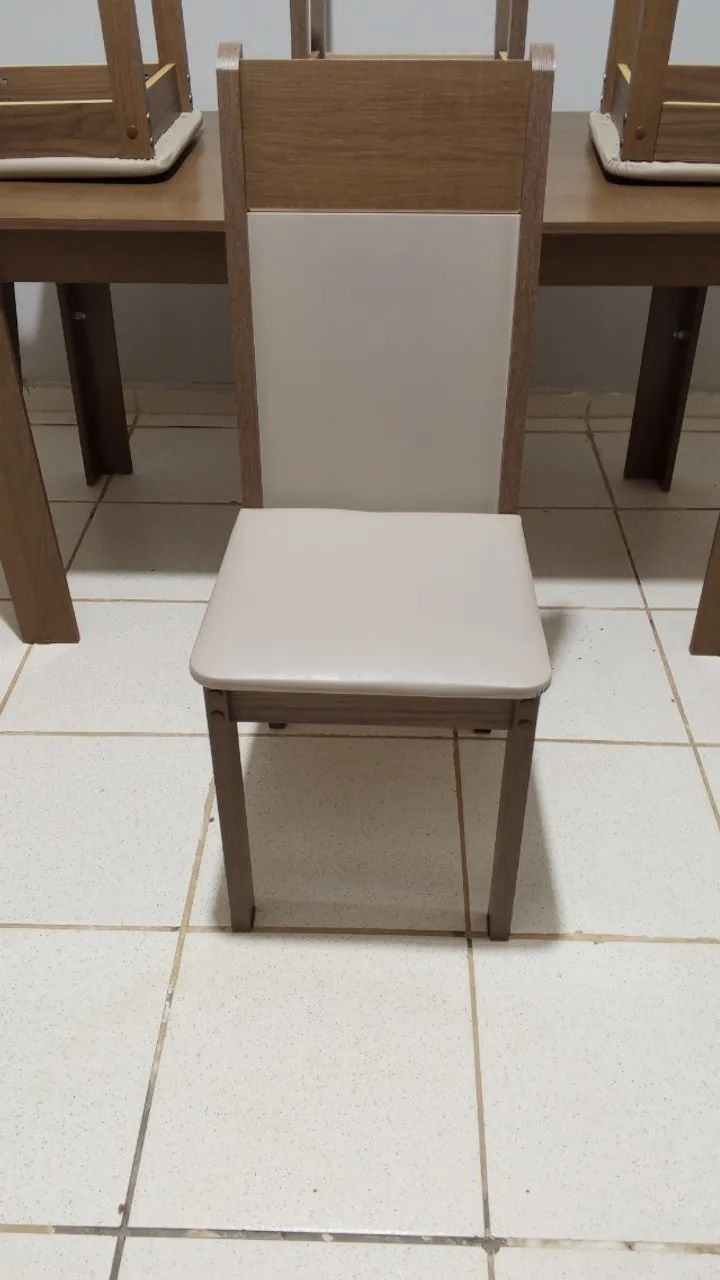 Mesa com quatro cadeiras - Foto 2