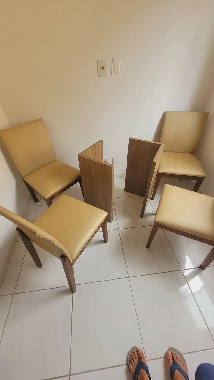 Cadeiras e base de mesa