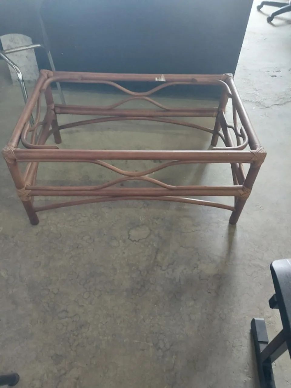 MESA DE CENTRO 80X50 SEM VIDRO E MESA LATERAL 50X50 COM VIDRO EM JUNGO BAMBU SEM USO