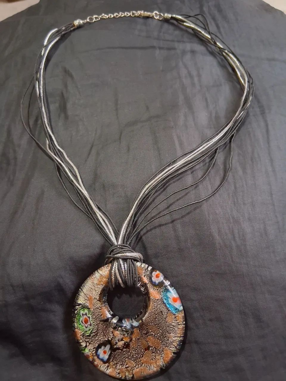Vendo lindo colar antigo com pingente de murano italiano 