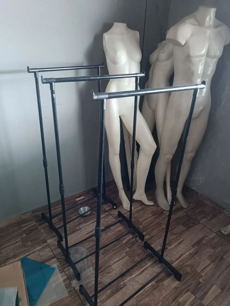 Arara de chão estilo industrial