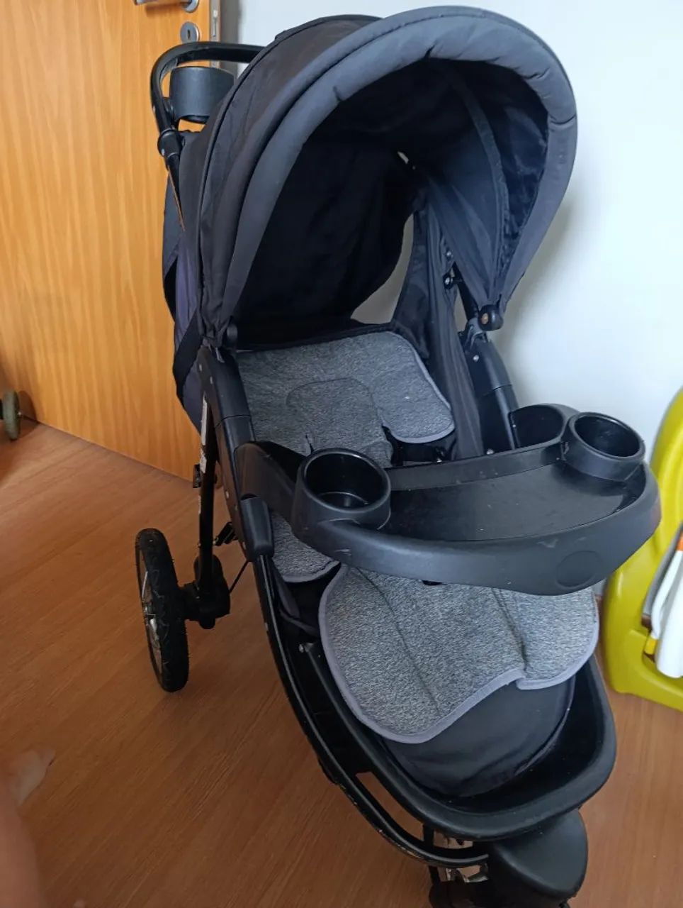 Carrinho de bebê três rodas 