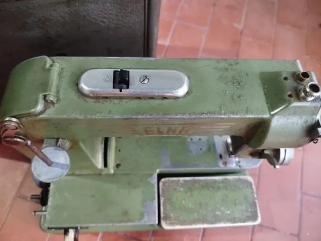 Máquina de Costura Antiga ELNA portátil - anos 50 - Foto 3