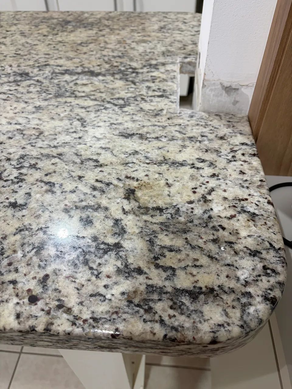 Mesa com Tampo de Granito e Base de Madeira  - Foto 3