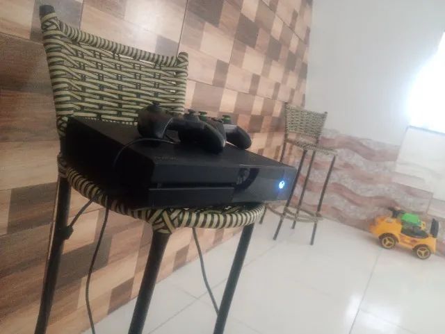 Xbox one fat + dois controles e vários jogos GTA FIFA UFC e etc - Foto 3