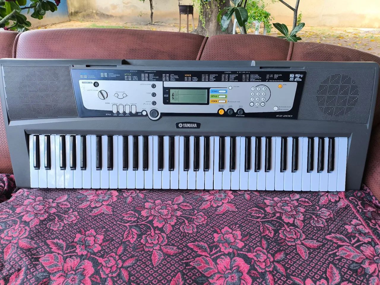 Teclado YAMAHA EZ200 - Foto 2
