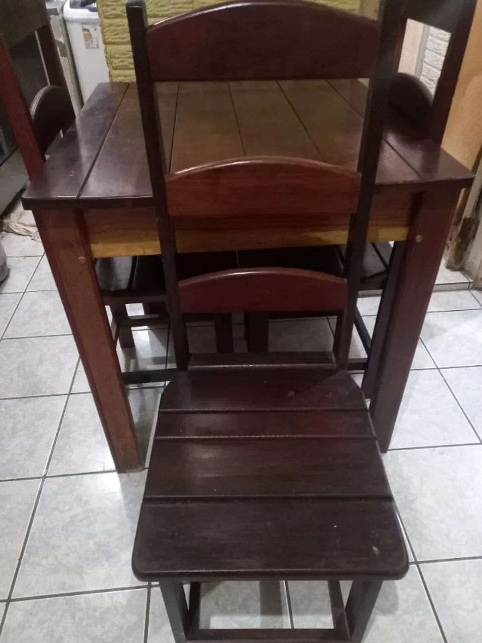 Mesa de madeira quadrada com 3 cadeiras - Foto 4