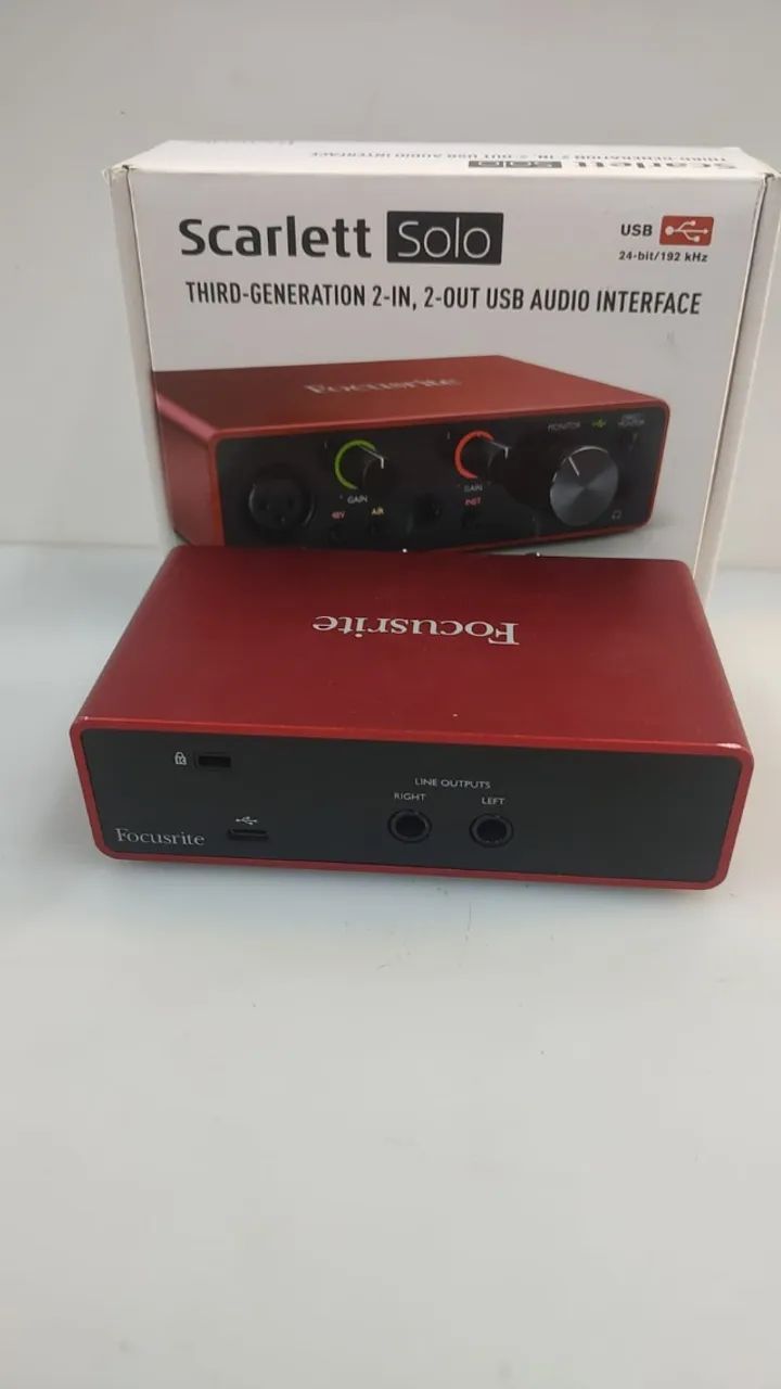 Interface de áudio focusrite Scarlett solo 3 geração na caixa