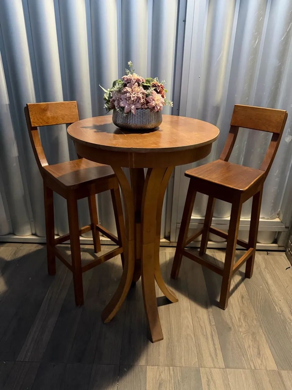 Conjunto de mesinha com banquetas de madeira