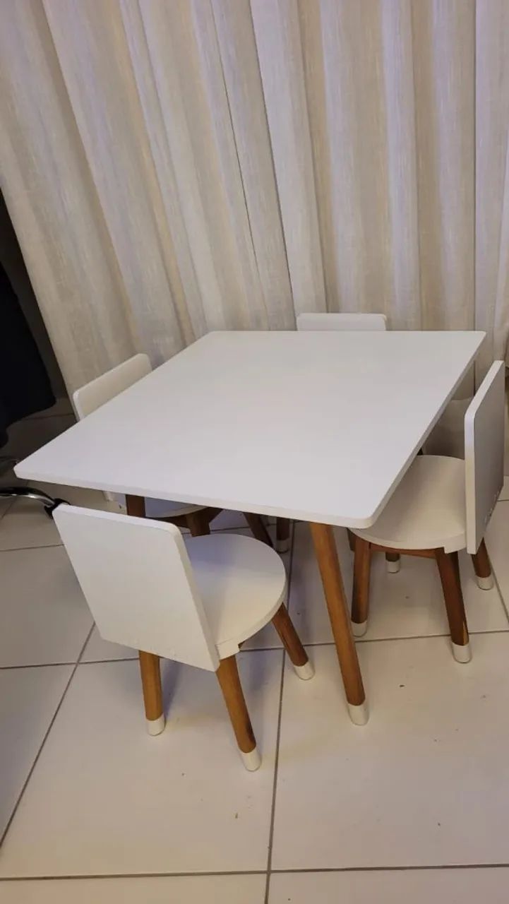 Mesa e cadeiras pra crianças 