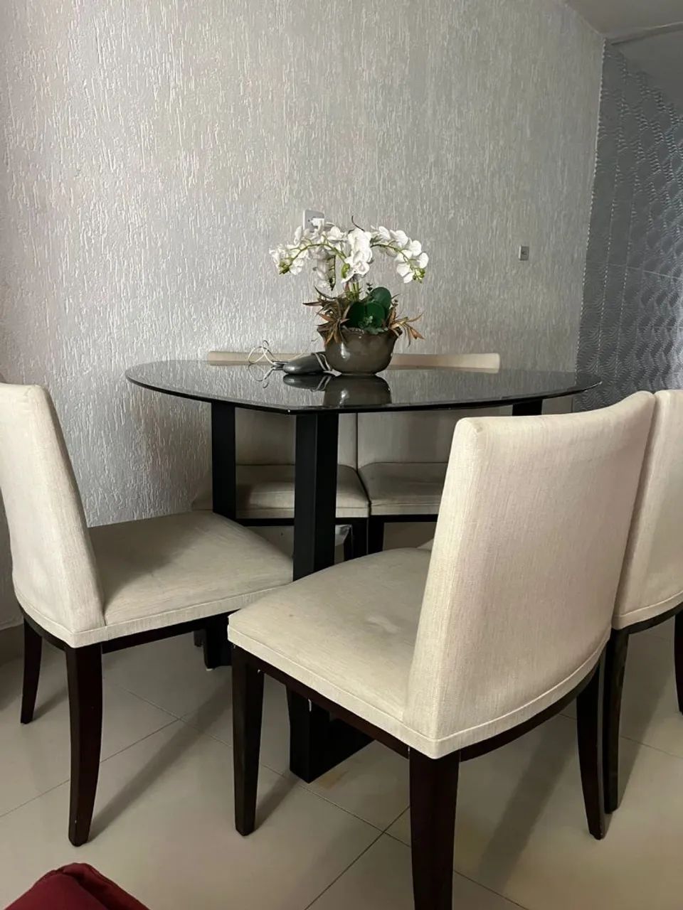 Linda mesa de vidro com 5 cadeiras 