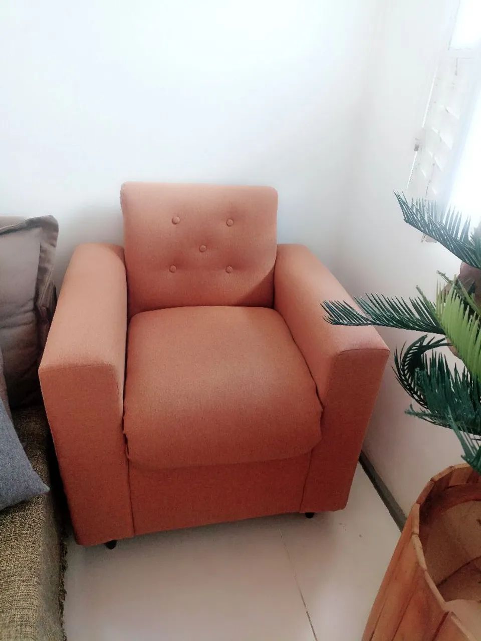 Poltrona 380 acolchoada tecido linho
