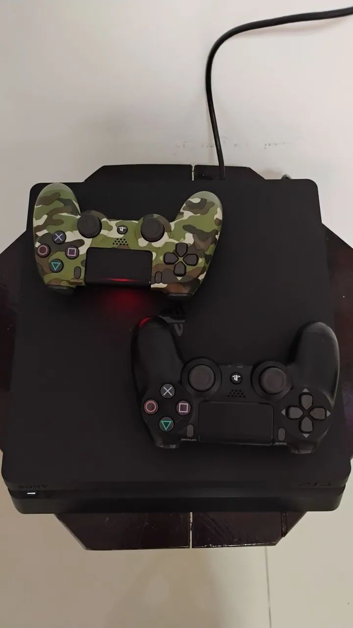 PS4 slim, 2 controles e 7 jogos 