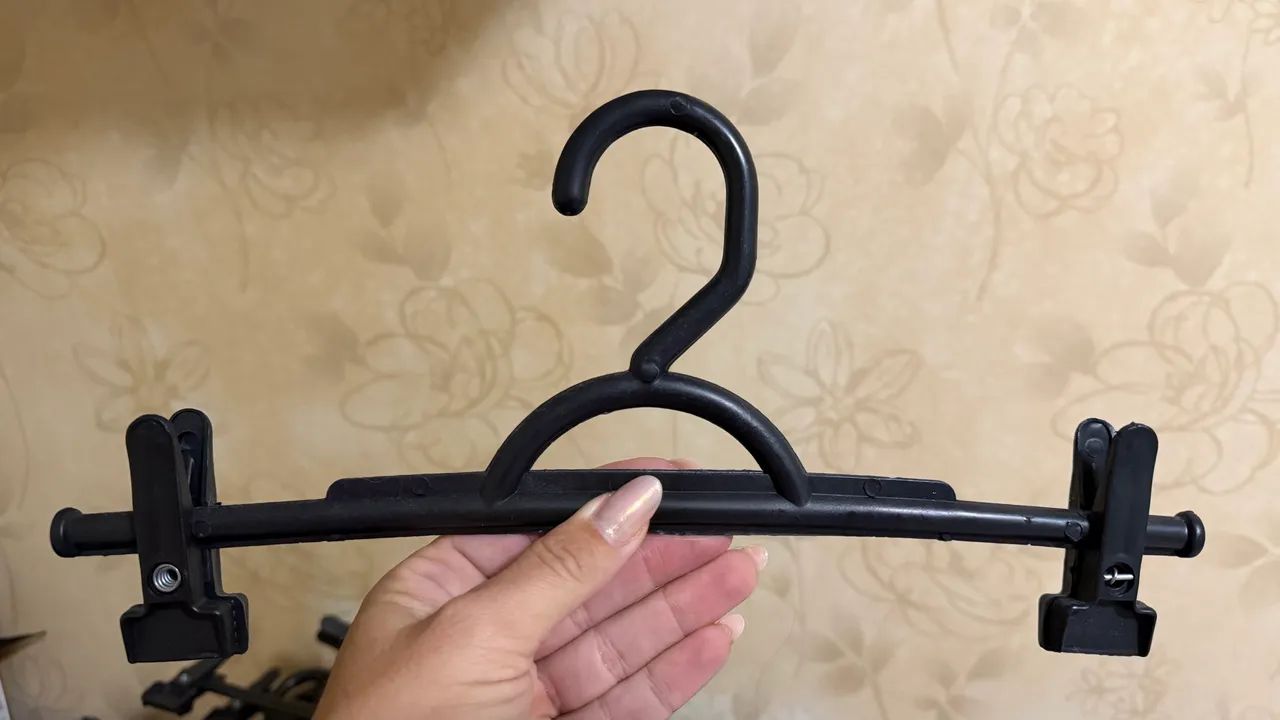 Vendo 68 cabides com presilha 