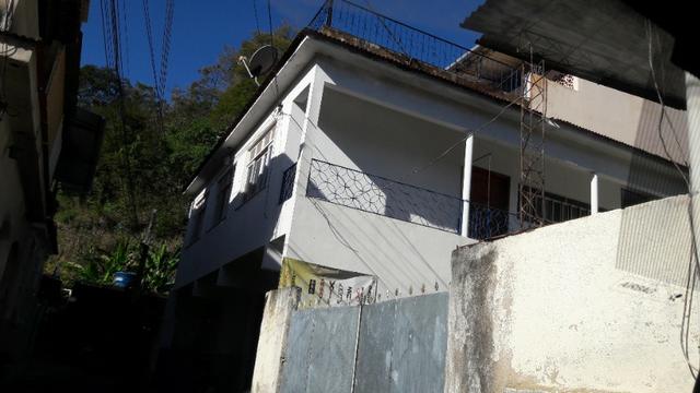 Sobrado com garagens e terraço