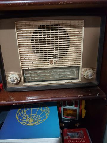Rádio valvulado philips 4 faixas em baquelite
