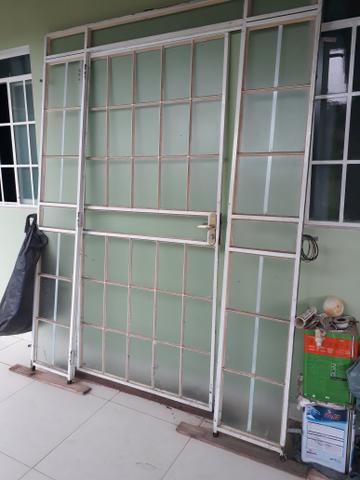 Vende-se uma porta para casa