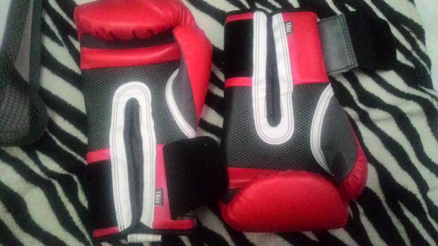 Luva 14oz + bandagem 4,6m everlast sem uso - Foto 3