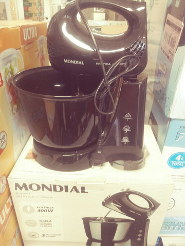 Batedeira de bolo Mondial
