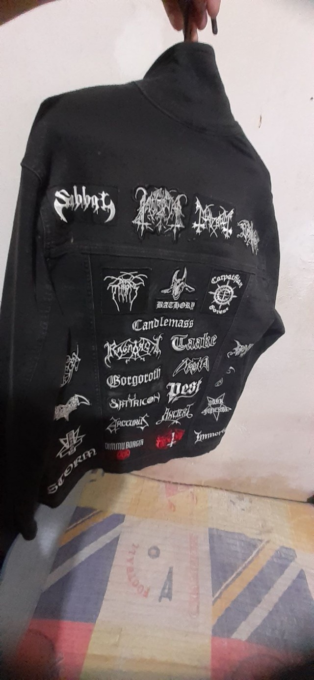 Jaqueta Jeans preta customizada com patches de bandas de Black Metal - Foto 4