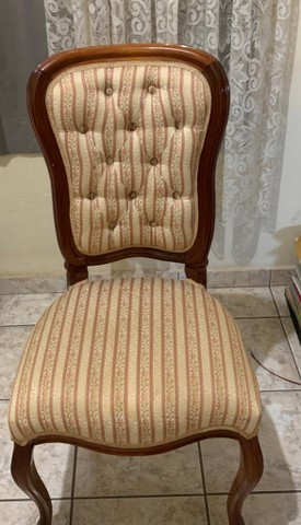 Cadeira de madeira com estofado com linhas