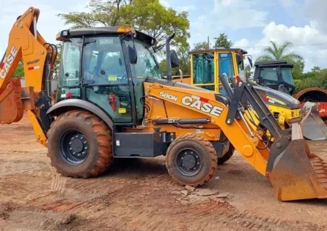 Vendo Retroescavadeira Case 580N 2014