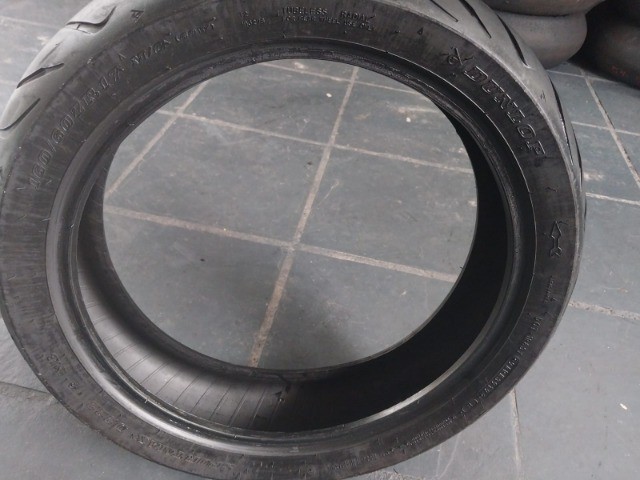 pneu usado Dunlop soprtmax 160/60-17 - Foto 2