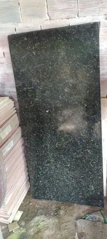 Bancada de granito verde Ubatuba 1,40 x 0,64cm.