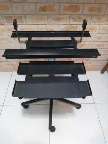 Mesa com rodas, desmontável em metal para colocar notebook ao lado da cama ou sofá