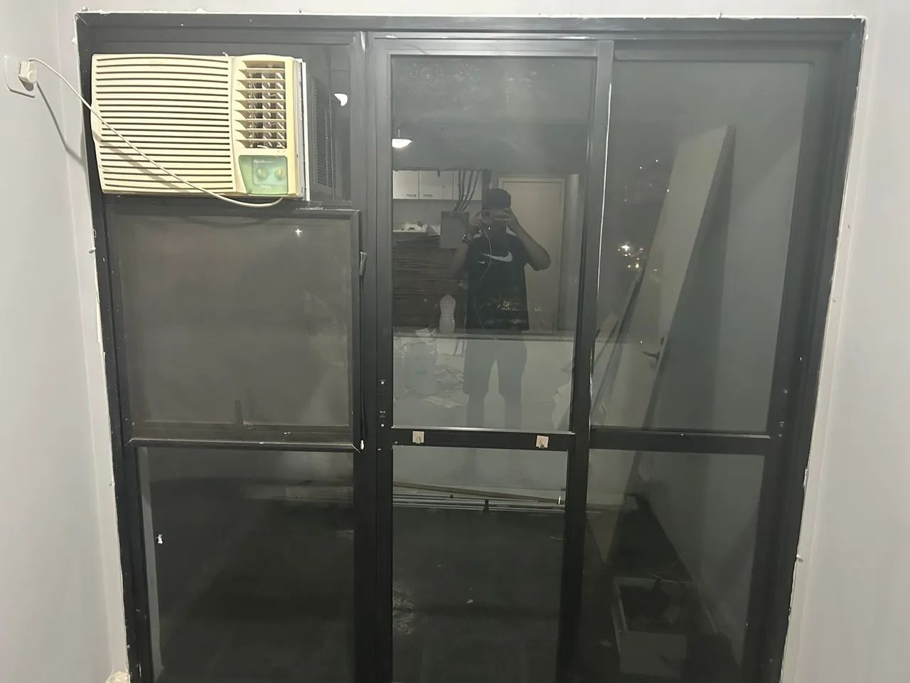 Vendo Porta de Correr em Vidro Blindex Fume - Foto 4