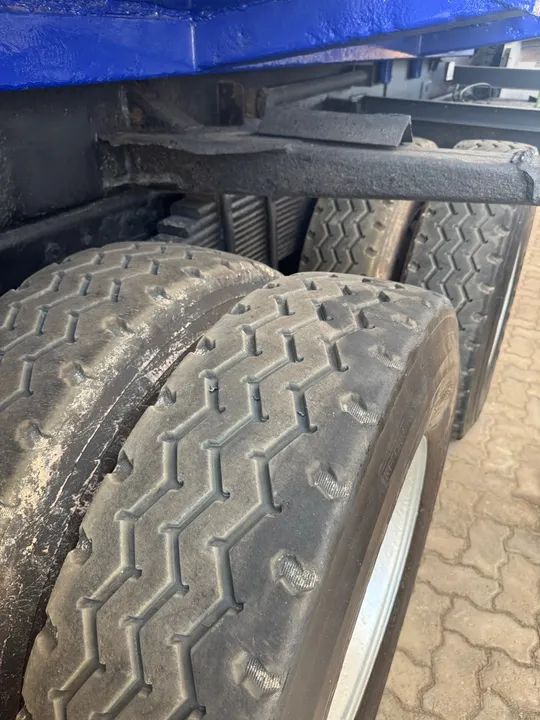 Volkswagen 31-320 6x4 2012 basculante  - Foto 9